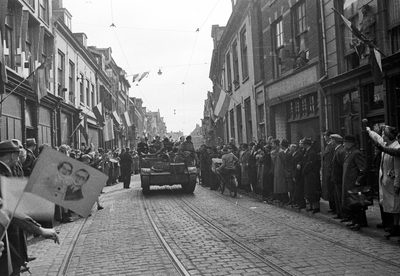 853109 Afbeelding van de intocht van de geallieerden, in de Voorstraat te Utrecht.